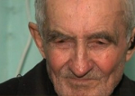 Bătrân drogat și jefuit de două escroace românce care s-au dat drept îngrijitoare: Au fugit cu 30.000 de euro
